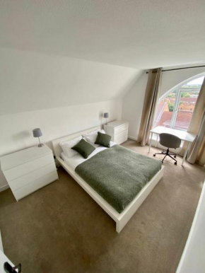 River view 2-bedroom apartment minutes from Canary Wharf